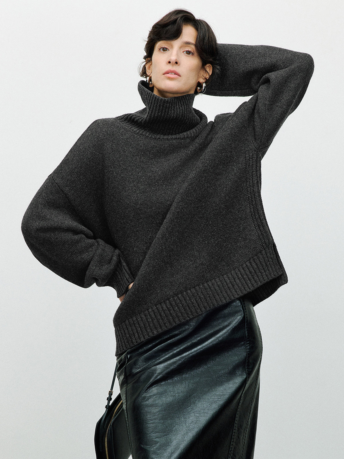 Versatile Plain Turtleneck Sweater-Massicos