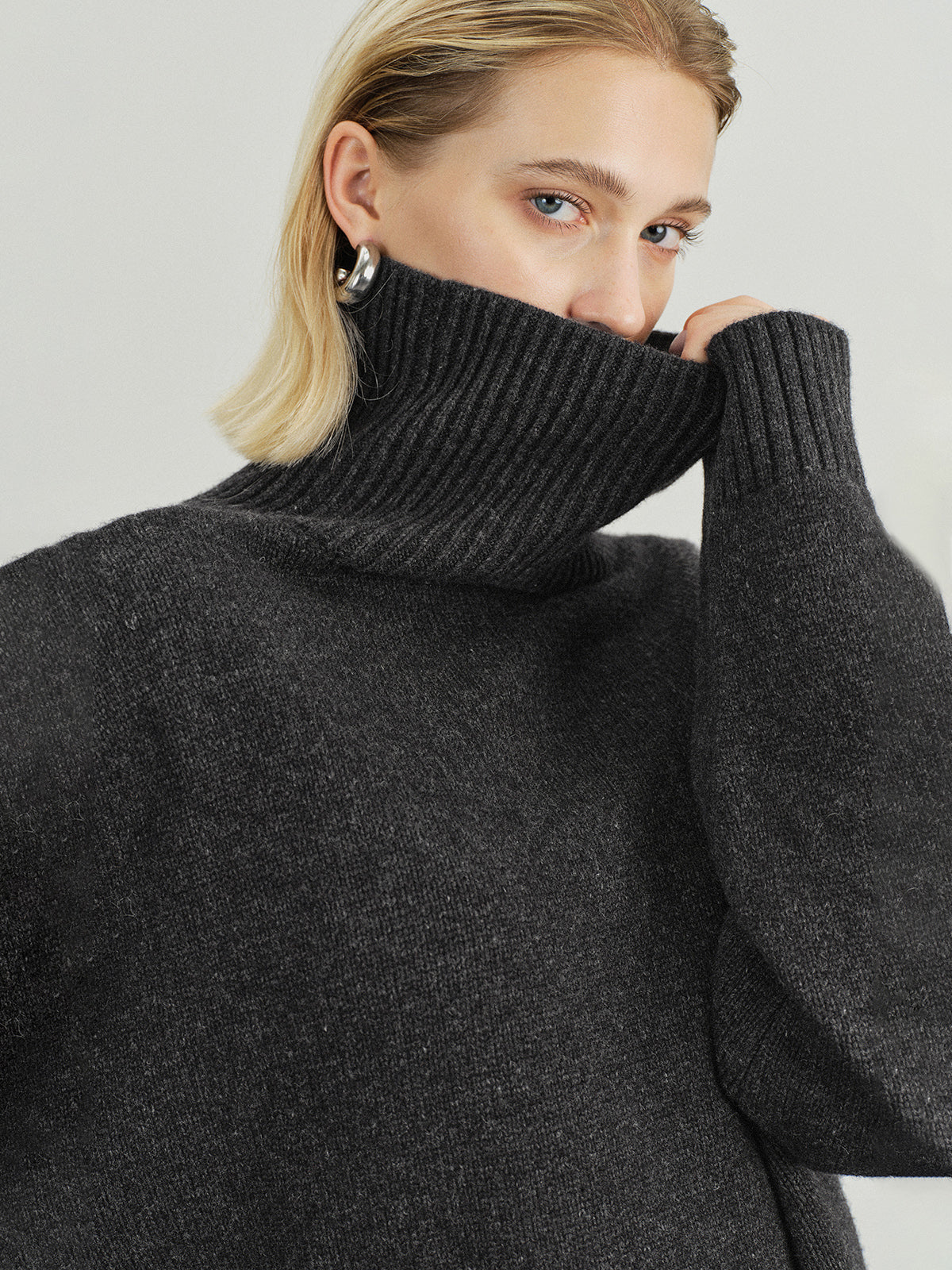 Versatile Plain Turtleneck Sweater-Massicos