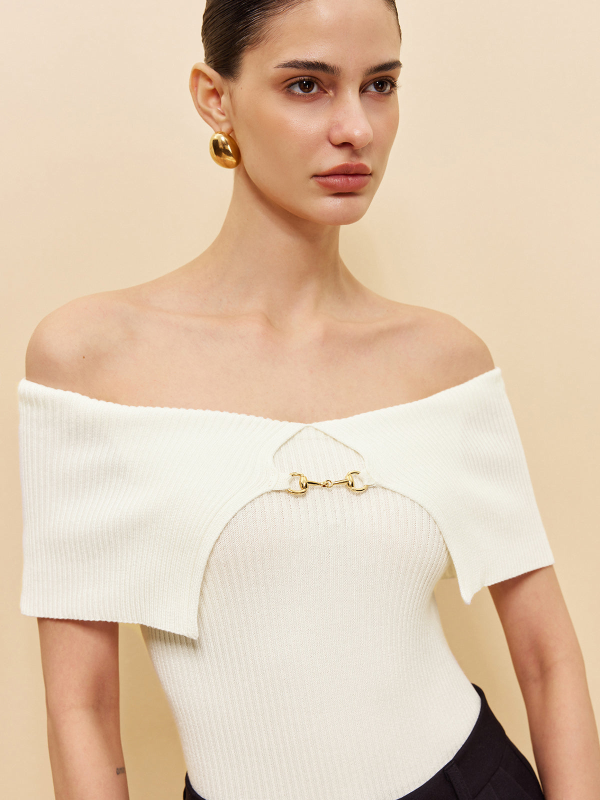 Off-Shoulder Chain Detail Ribbed Knit Top-Massicos