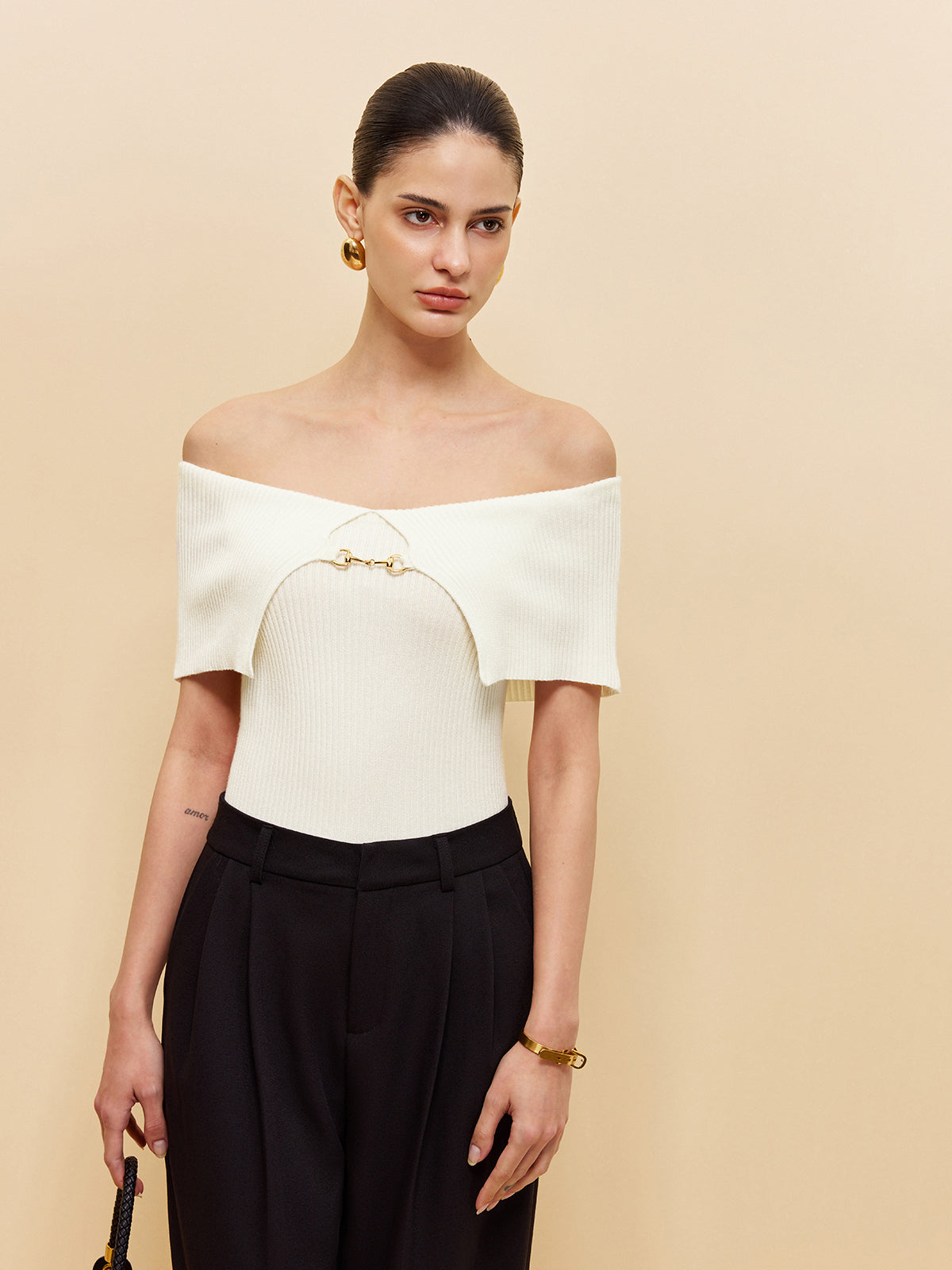 Off-Shoulder Chain Detail Ribbed Knit Top-Massicos