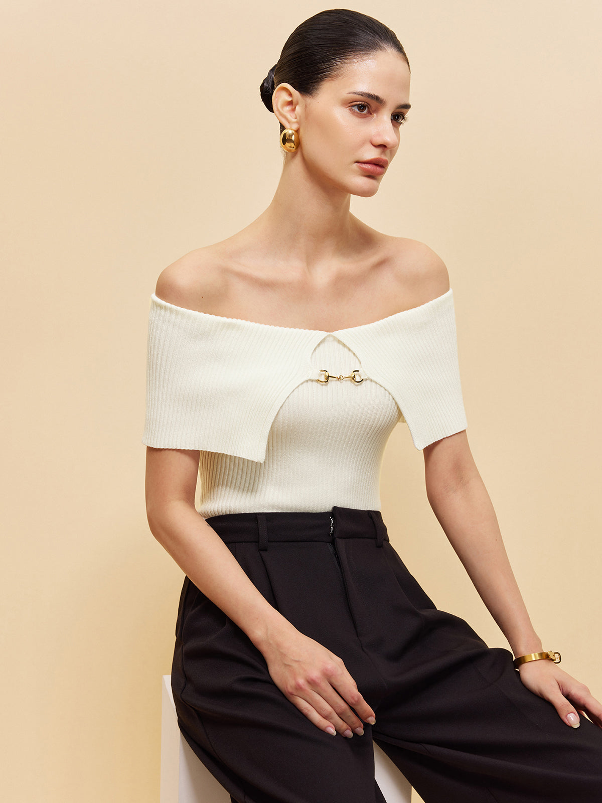 Off-Shoulder Chain Detail Ribbed Knit Top-Massicos