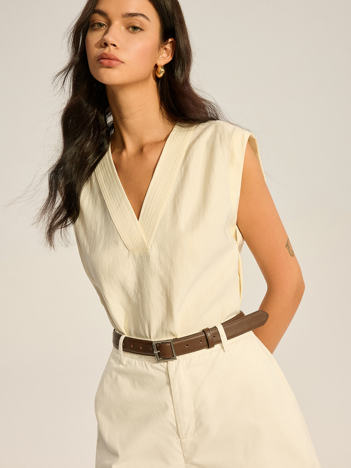 Sleeveless V-Neck Top with Piped Trim-Massicos