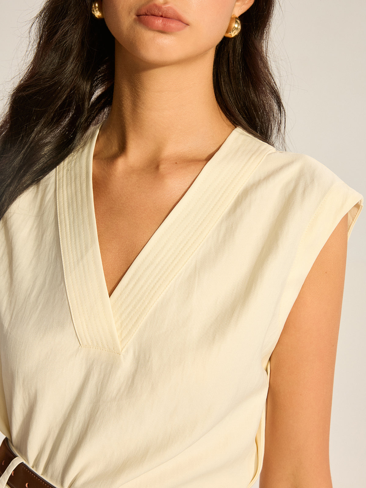 Sleeveless V-Neck Top with Piped Trim-Massicos