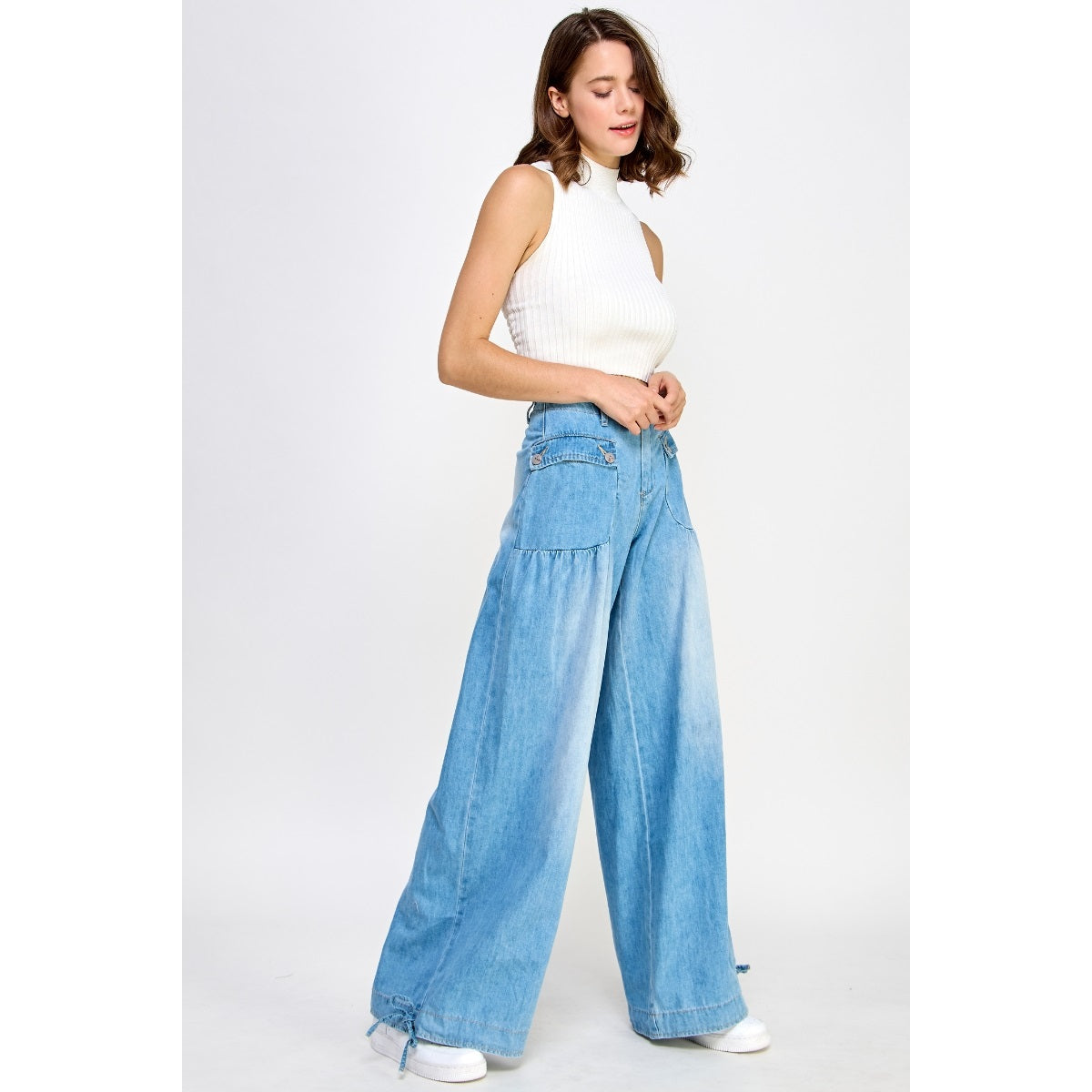 White ruffled top and light-colored loose-fitting jeans set-Massicos