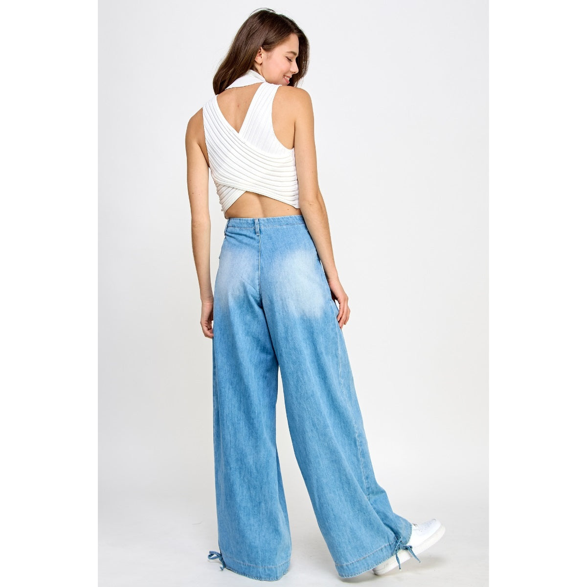 White ruffled top and light-colored loose-fitting jeans set-Massicos