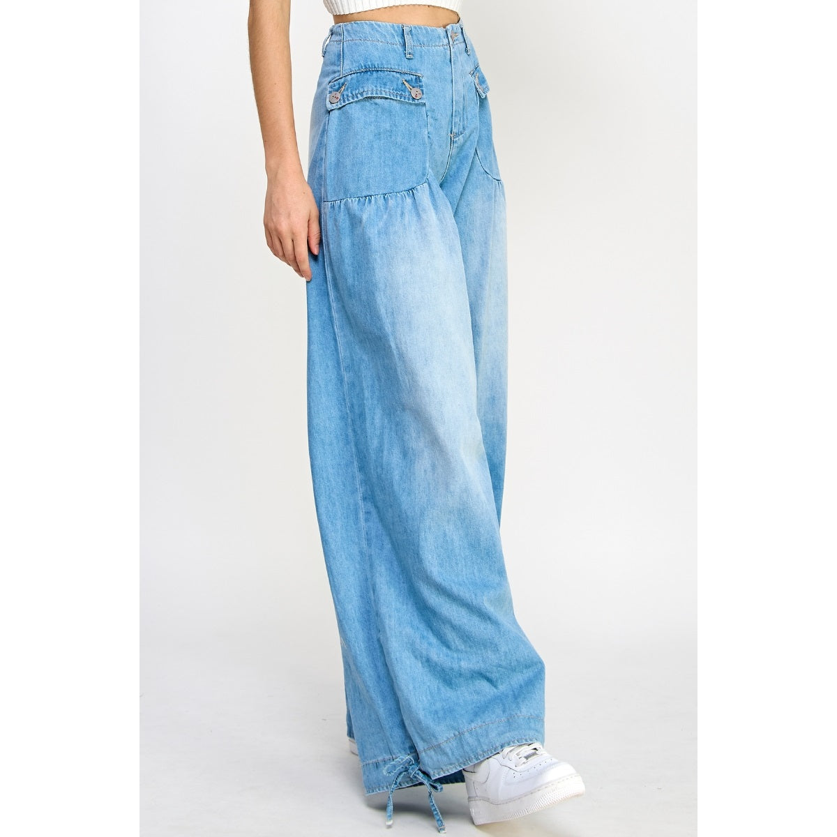 White ruffled top and light-colored loose-fitting jeans set-Massicos