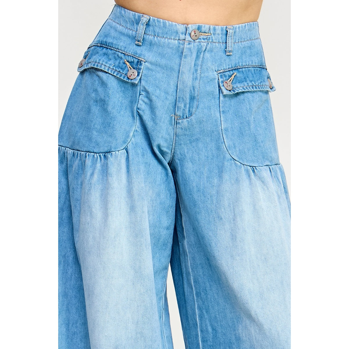 White ruffled top and light-colored loose-fitting jeans set-Massicos