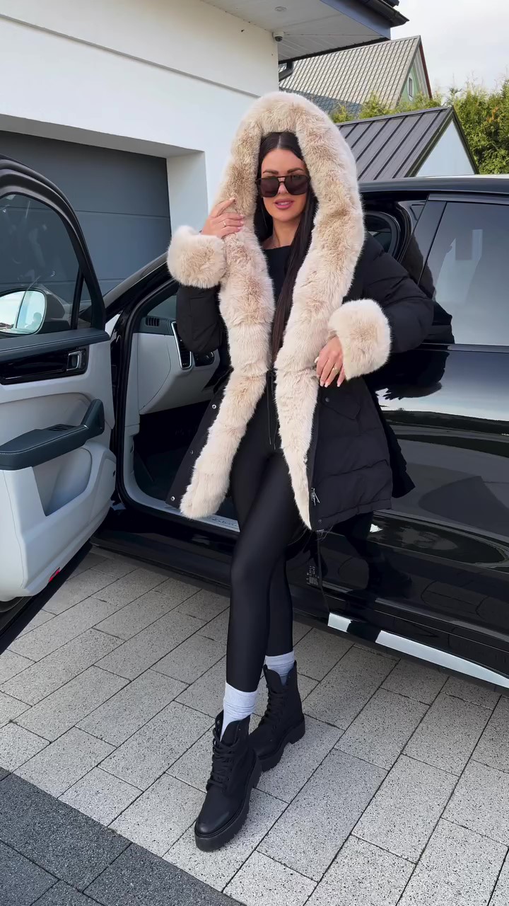 Hooded parka with large fur collar-Massicos