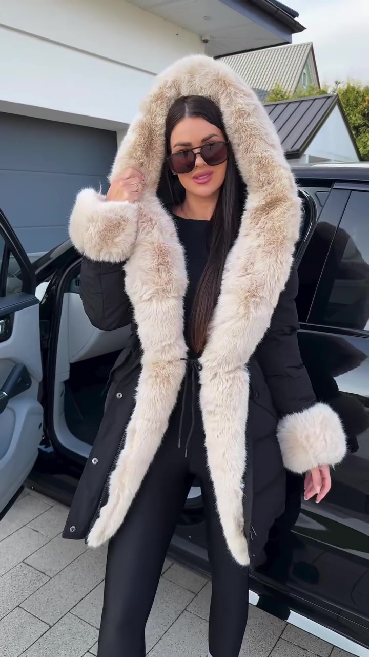 Hooded parka with large fur collar-Massicos