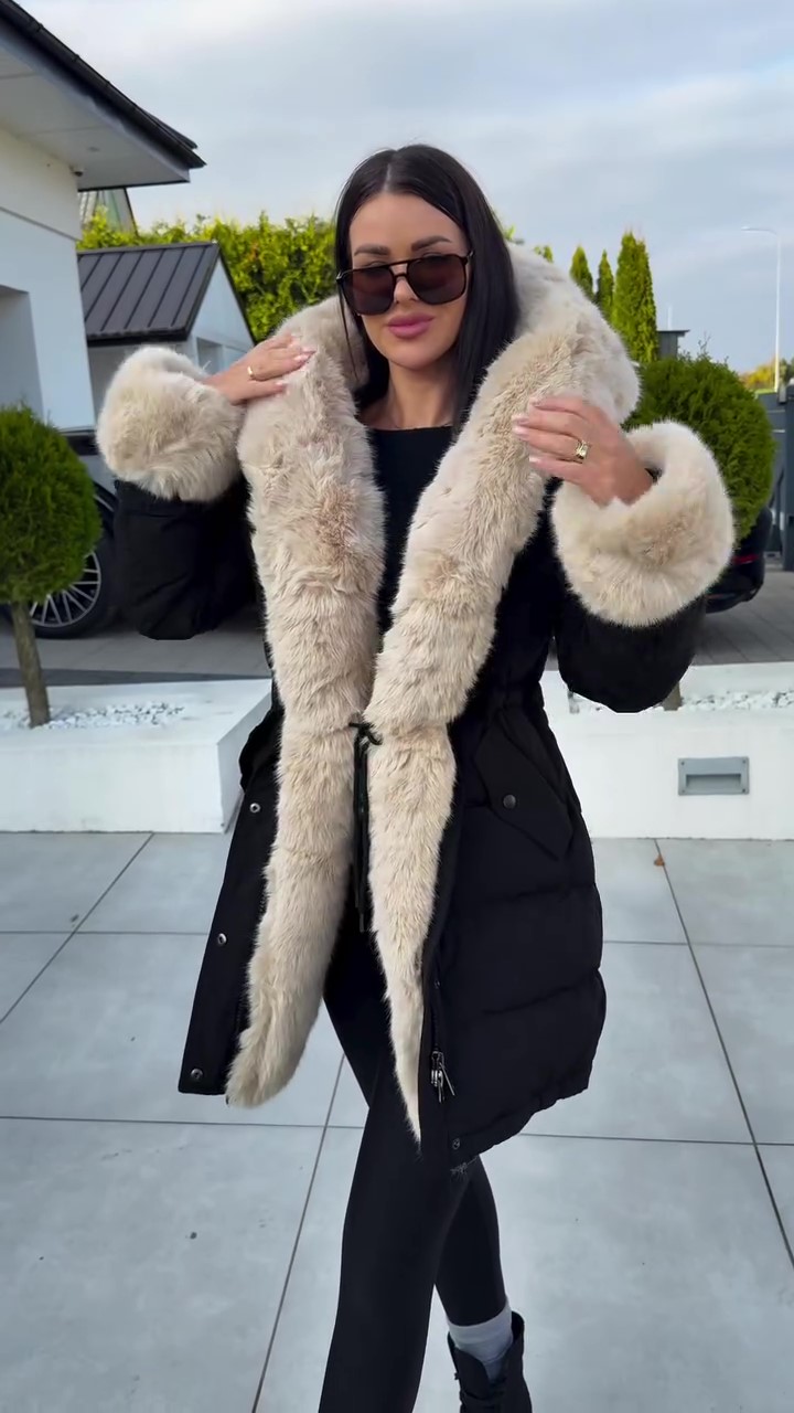 Hooded parka with large fur collar-Massicos