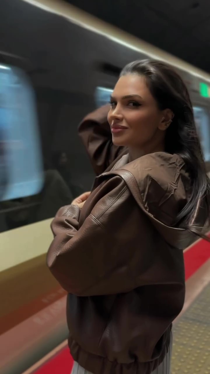 Brown windproof hooded leather jacket