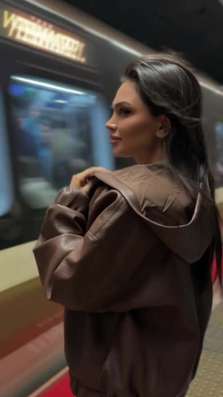 Brown windproof hooded leather jacket
