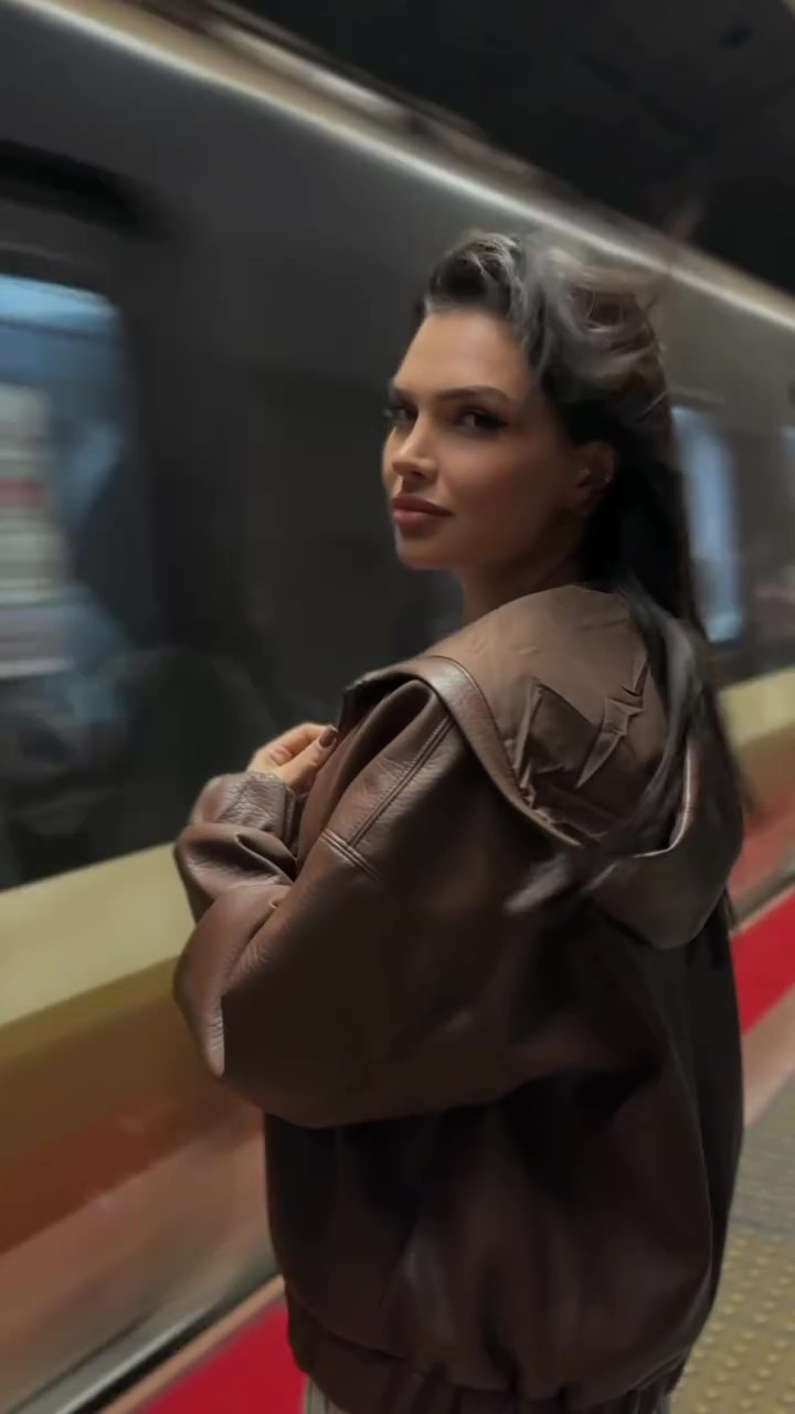 Brown windproof hooded leather jacket
