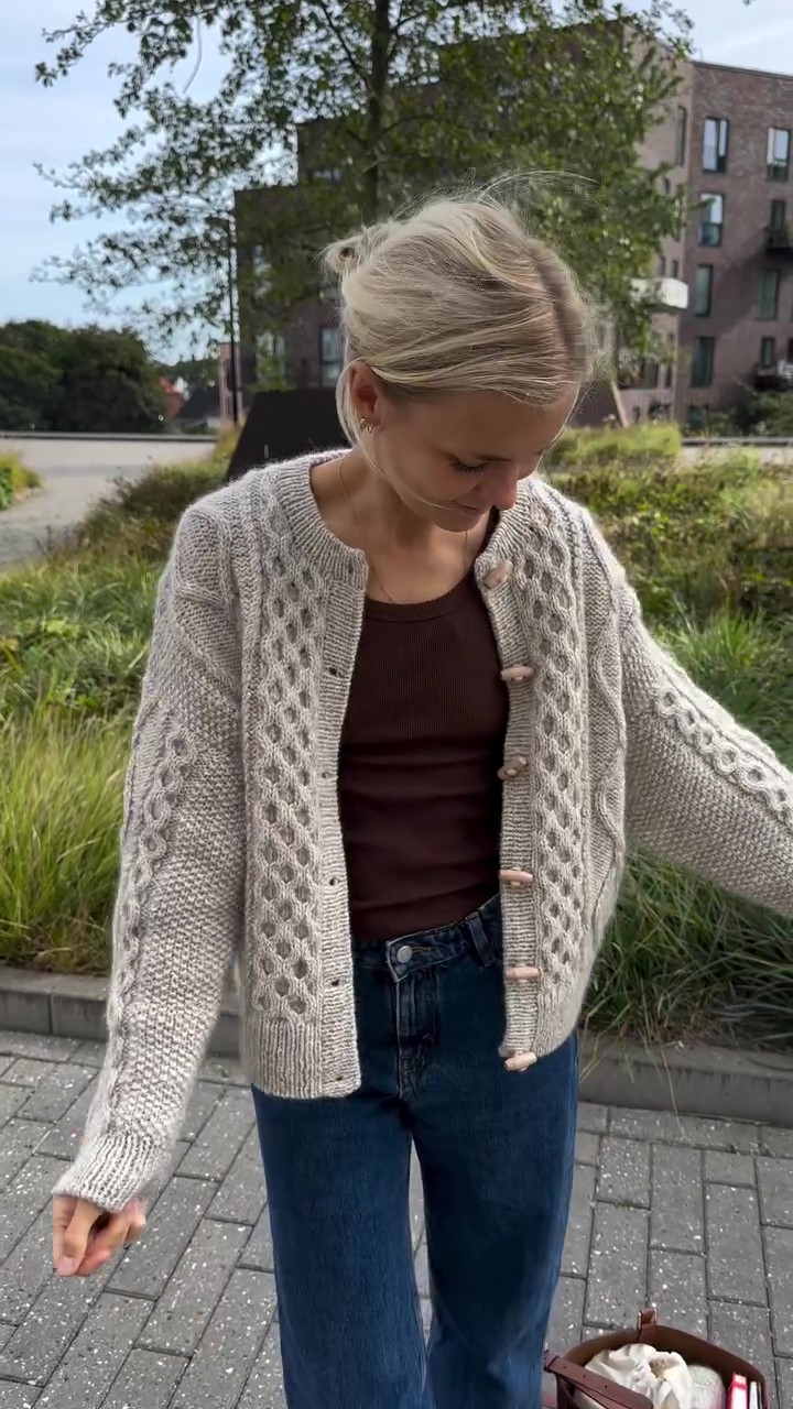 Hand-buttoned wool sweater-Massicos