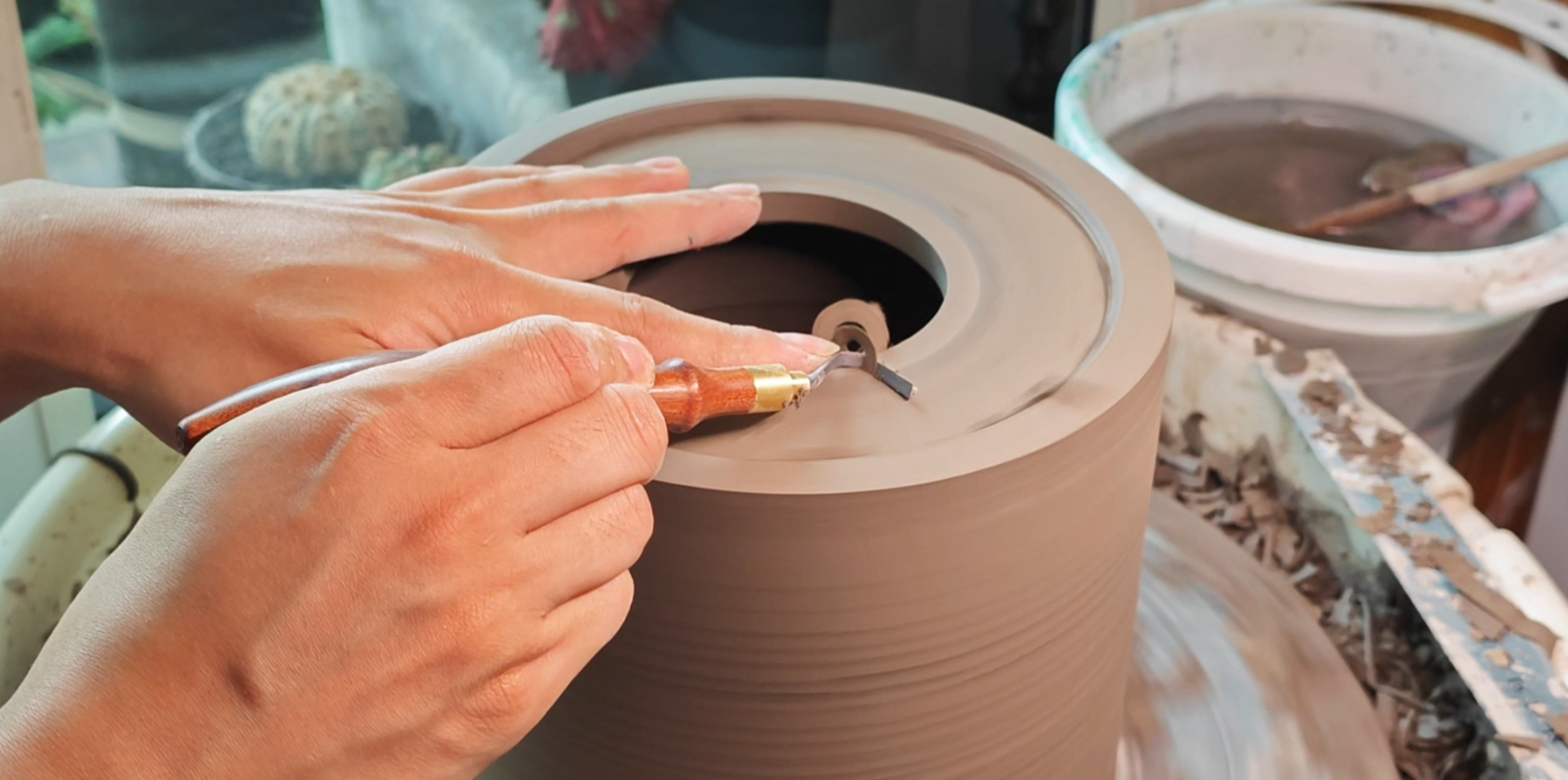 kovo carbide trimming tool in use