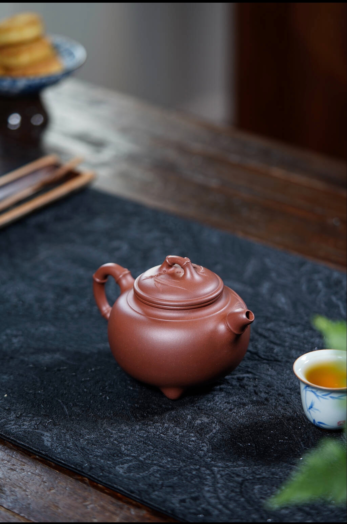 三足小圆竹宜兴原矿紫砂壶五号井底槽清泥料丁亦琴手工制作280CC Three-legged small round bamboo Yixing original mine purple clay teapot, No. 5 well bottom groove, Qing clay material, handcrafted by Ding Yiqin, 280CC