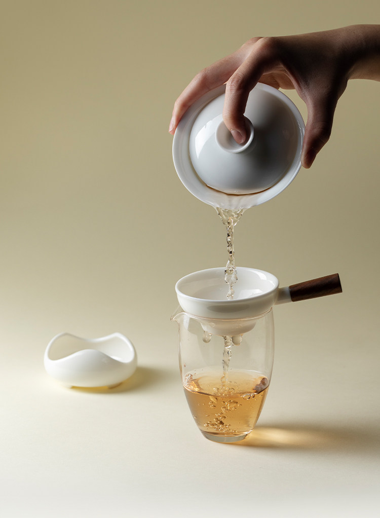 羊脂玉德化白瓷带木柄茶漏过滤茶渍茶道配件 Sheep fat jade Dehua white porcelain tea strainer with wooden handle, filters tea stains, tea ceremony accessory