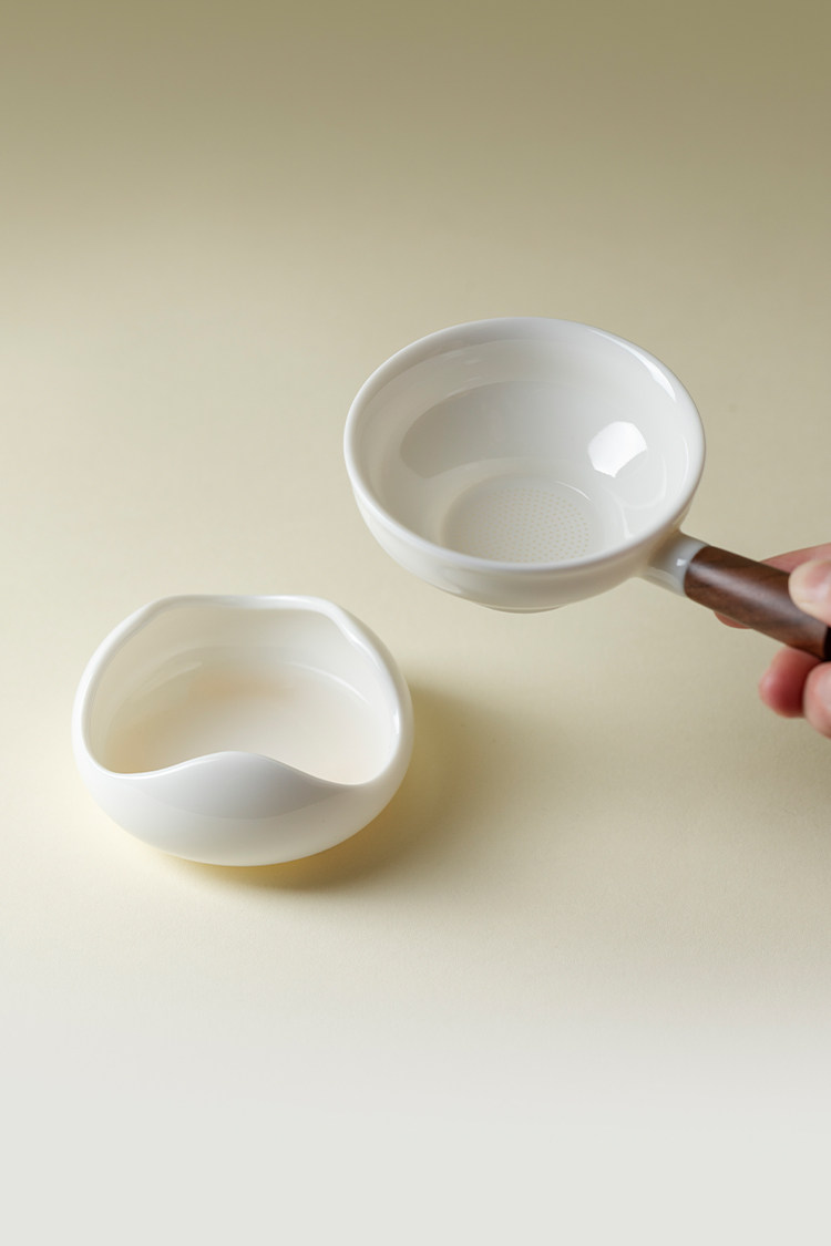 羊脂玉德化白瓷带木柄茶漏过滤茶渍茶道配件 Sheep fat jade Dehua white porcelain tea strainer with wooden handle, filters tea stains, tea ceremony accessory