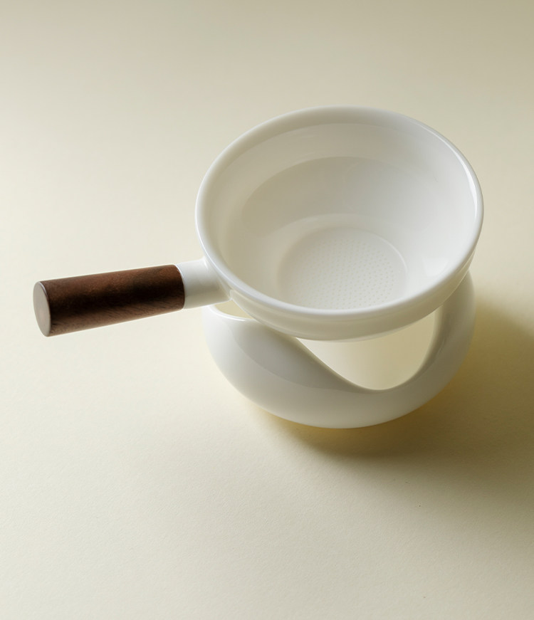 羊脂玉德化白瓷带木柄茶漏过滤茶渍茶道配件 Sheep fat jade Dehua white porcelain tea strainer with wooden handle, filters tea stains, tea ceremony accessory