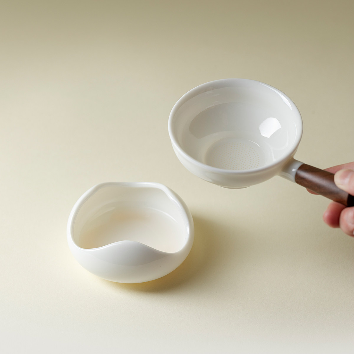 羊脂玉德化白瓷带木柄茶漏过滤茶渍茶道配件 Sheep fat jade Dehua white porcelain tea strainer with wooden handle, filters tea stains, tea ceremony accessory