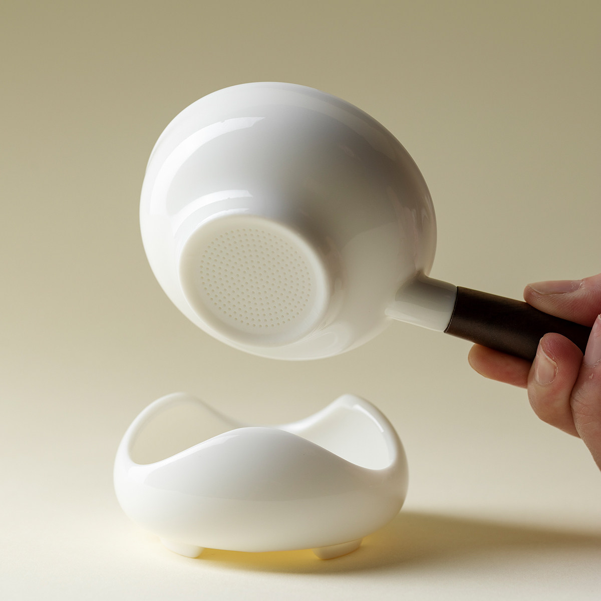 羊脂玉德化白瓷带木柄茶漏过滤茶渍茶道配件 Sheep fat jade Dehua white porcelain tea strainer with wooden handle, filters tea stains, tea ceremony accessory