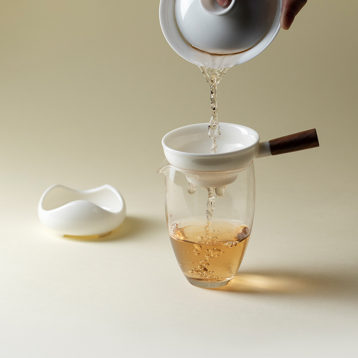 羊脂玉德化白瓷带木柄茶漏过滤茶渍茶道配件 Sheep fat jade Dehua white porcelain tea strainer with wooden handle, filters tea stains, tea ceremony accessory