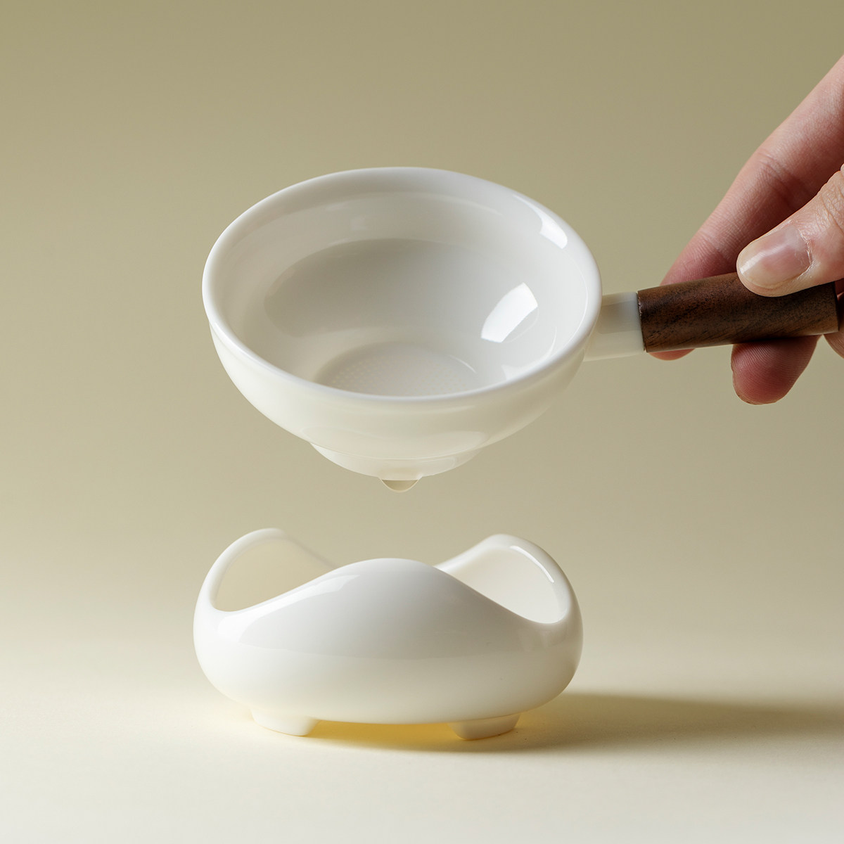 羊脂玉德化白瓷带木柄茶漏过滤茶渍茶道配件 Sheep fat jade Dehua white porcelain tea strainer with wooden handle, filters tea stains, tea ceremony accessory