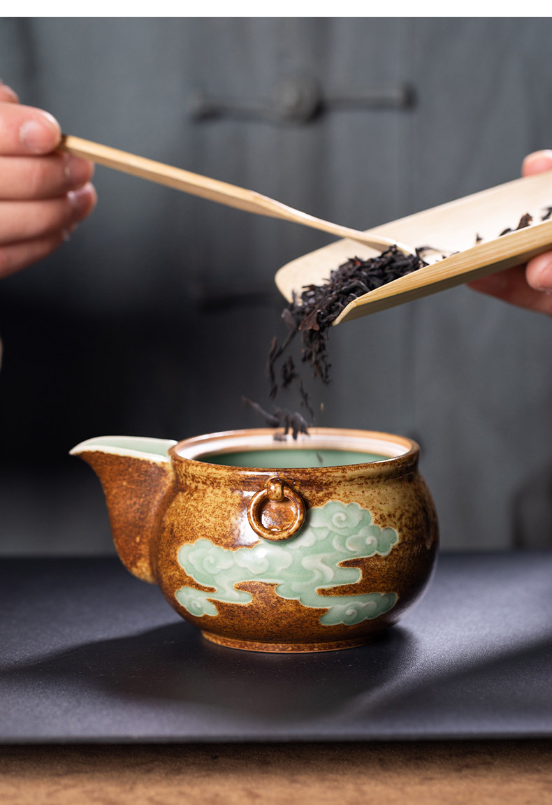 龙泉青瓷祥云填釉/祥云粉青手工制作手抓茶壶礼盒茶具230ML  Longquan Celadon Auspicious Cloud Glaze / Auspicious Cloud Powder Blue Handmade Handheld Teapot Gift Box Tea Set 230ML