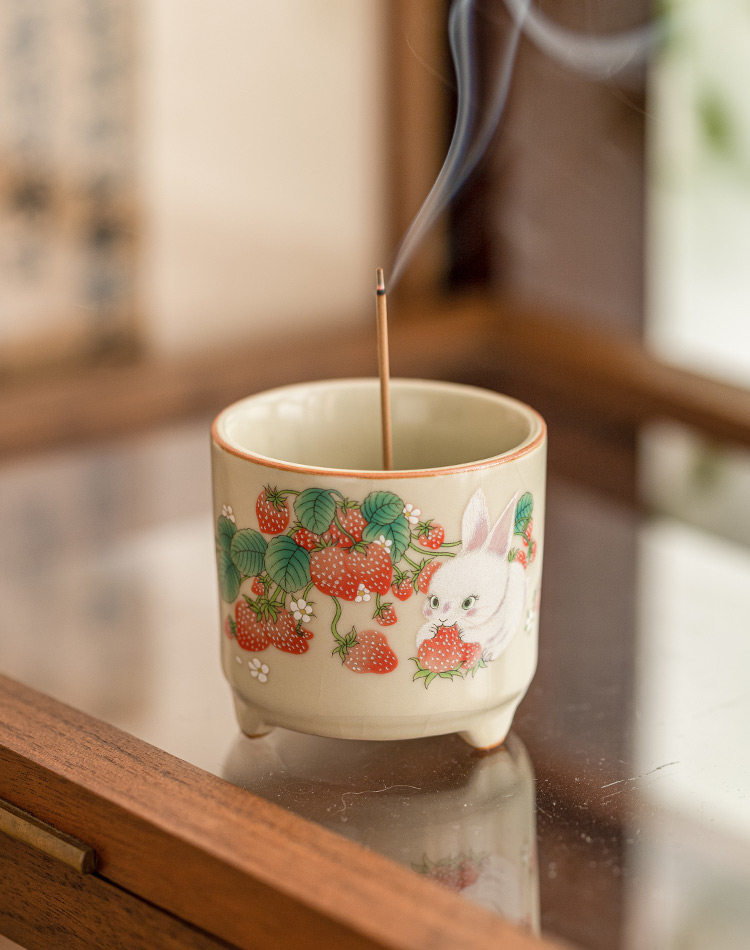 手绘草莓兔系列汝窑三足香炉香插礼盒茶具 Hand-painted Strawberry Bunny Series Ru Kiln Three-legged Incense Burner and Holder Gift Box Tea Set