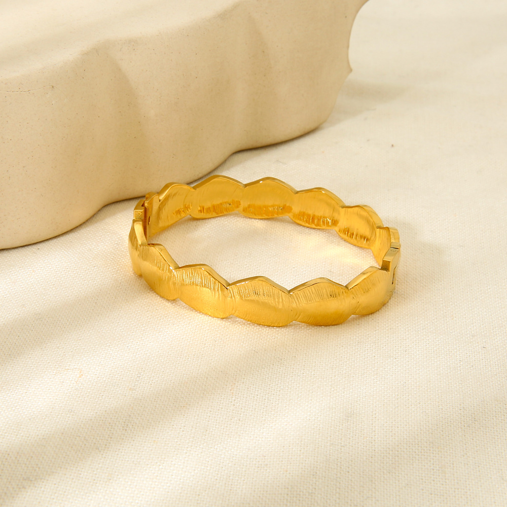 Irregular Scalloped Wave Hinged Bangle