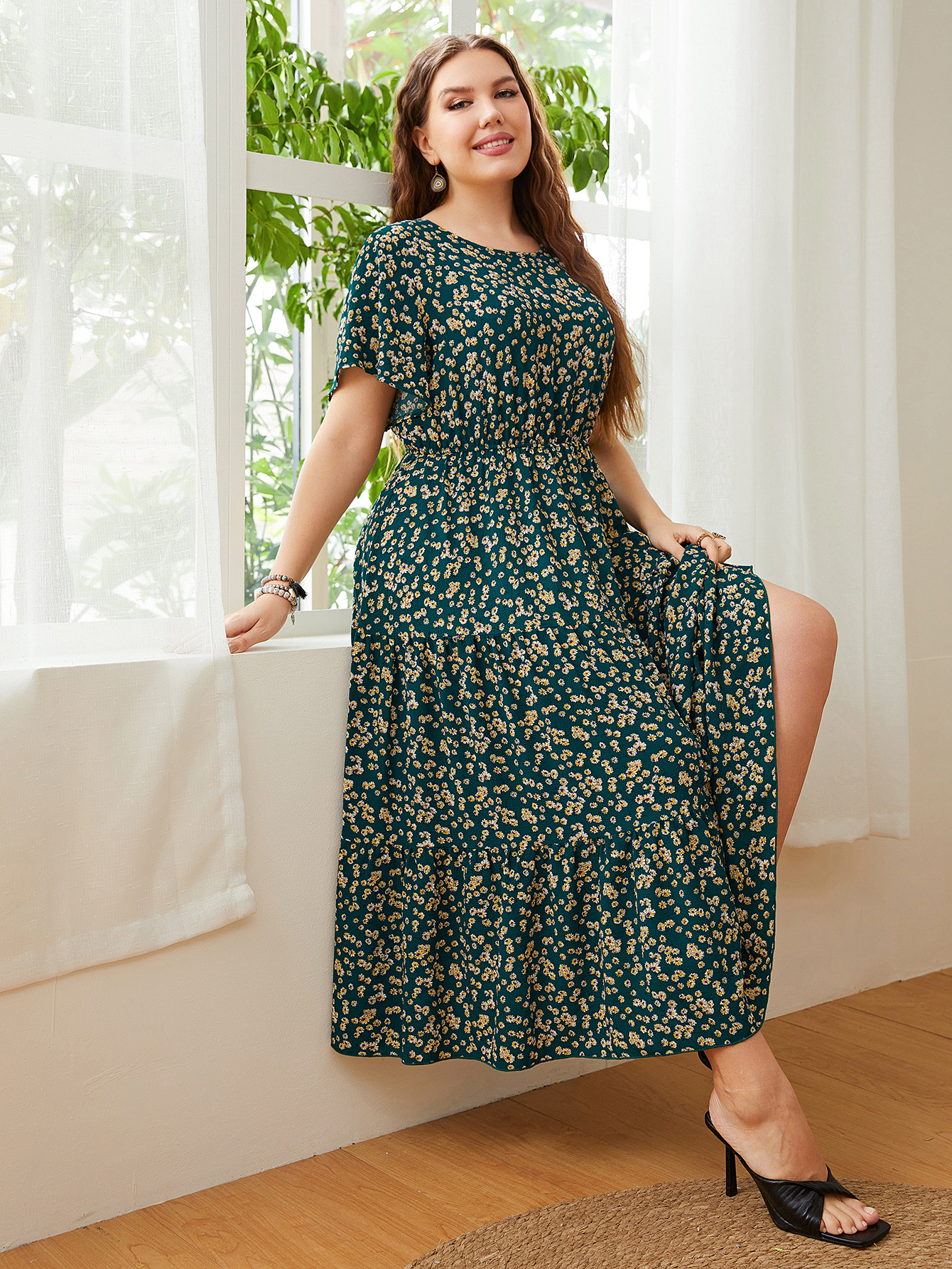 Ditsy Floral Crew Neck Tiered Midi Dress | Casual All-Day Curvy Dress