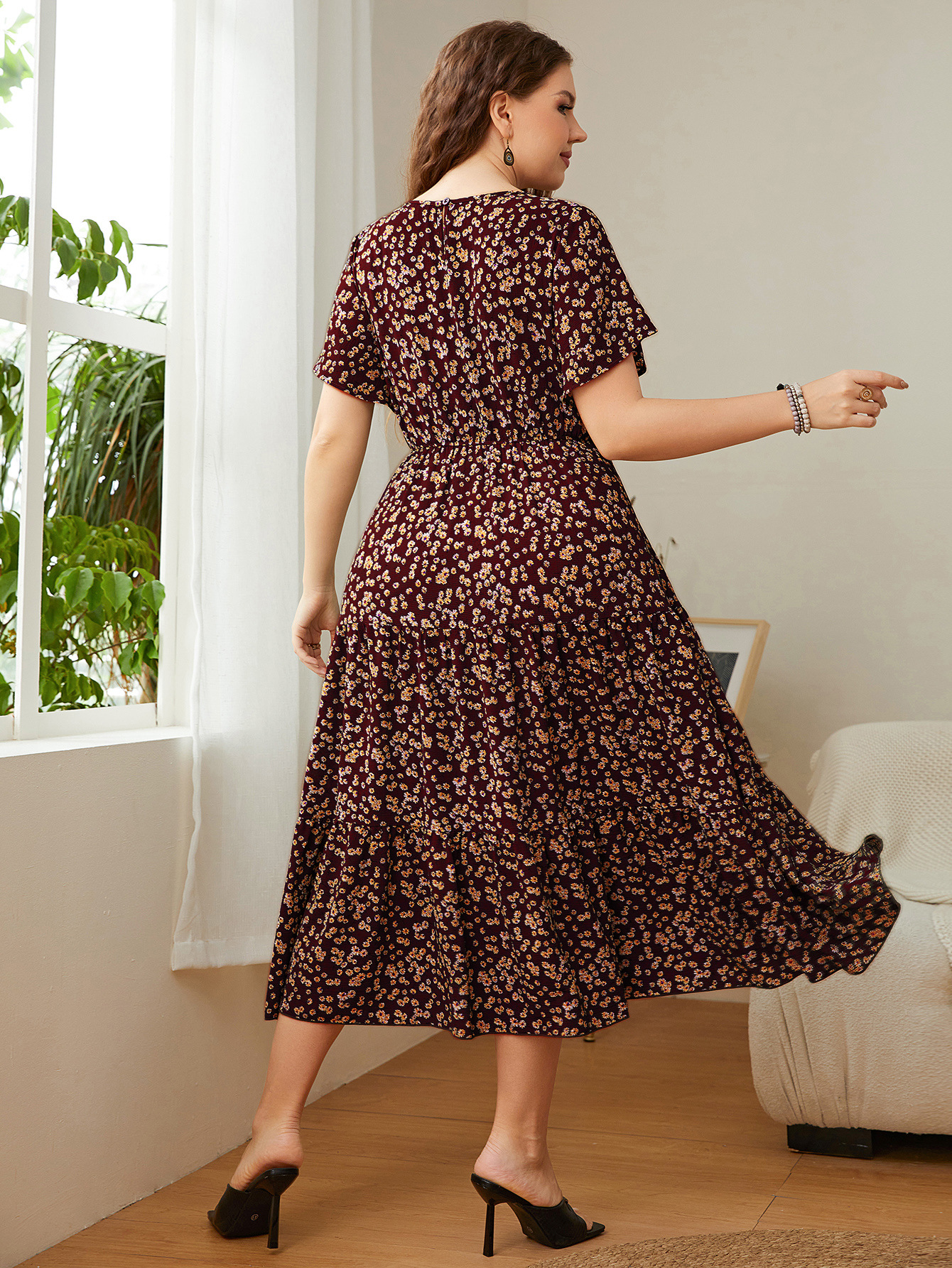 Ditsy Floral Crew Neck Tiered Midi Dress | Casual All-Day Curvy Dress