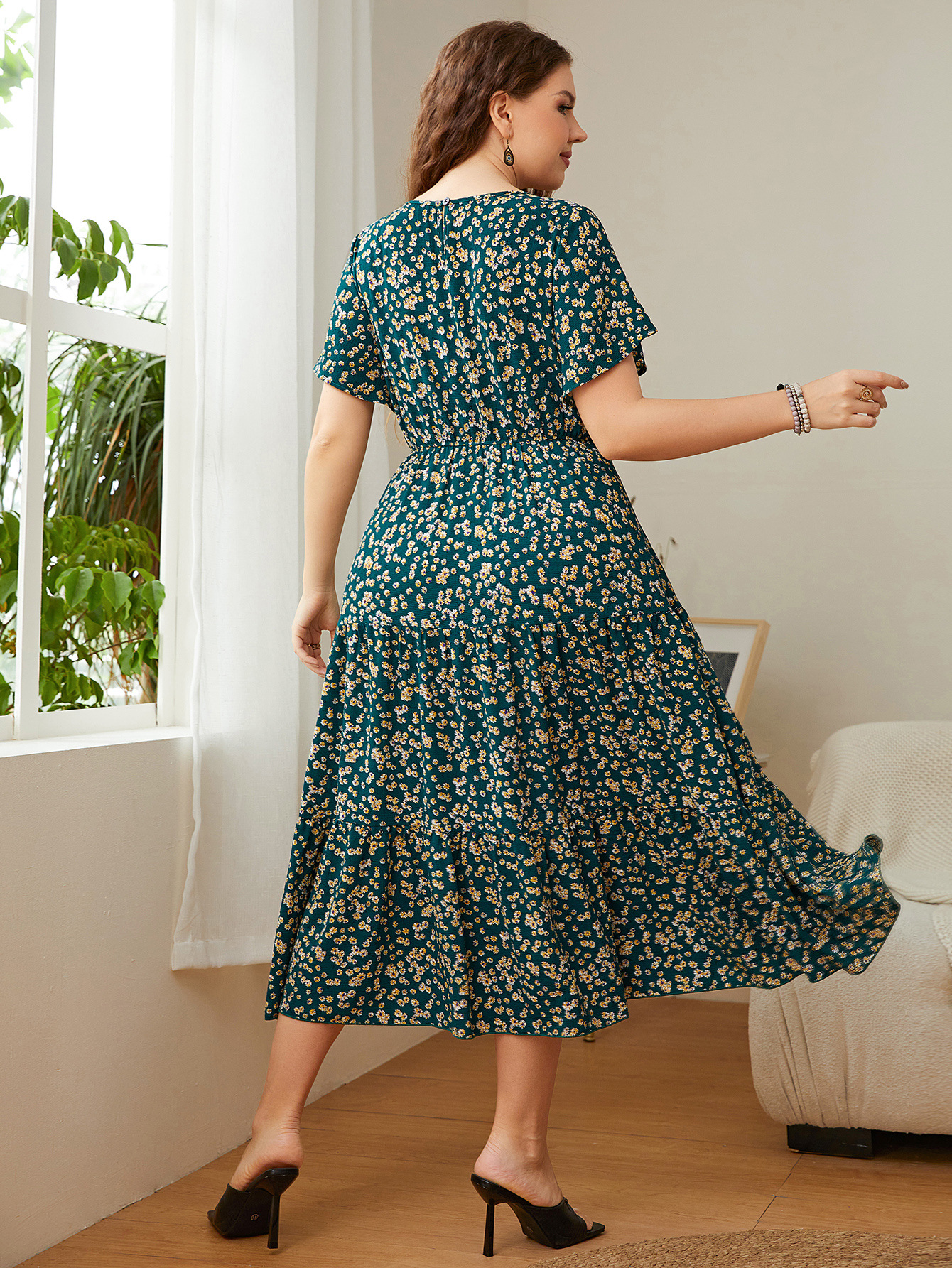 Ditsy Floral Crew Neck Tiered Midi Dress | Casual All-Day Curvy Dress