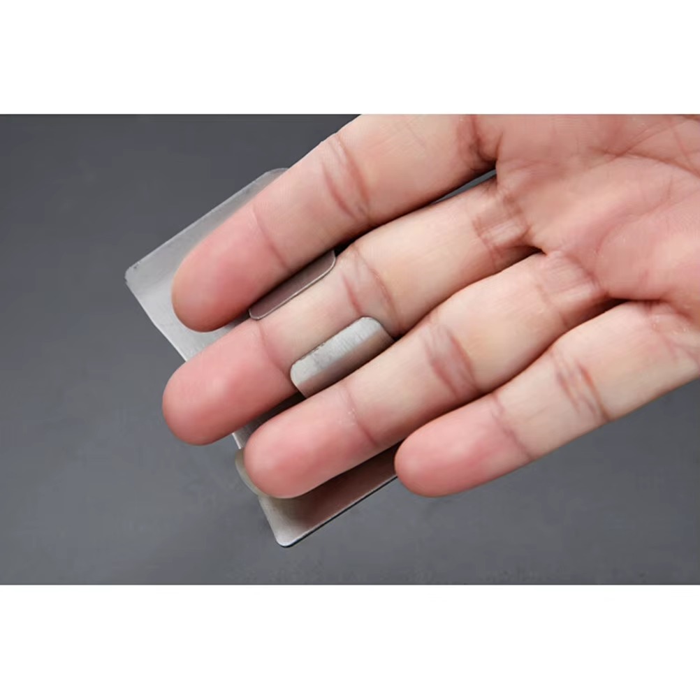 Stainless Steel Adjustable Finger Protector – Anti-Cut Kitchen Hand Guard