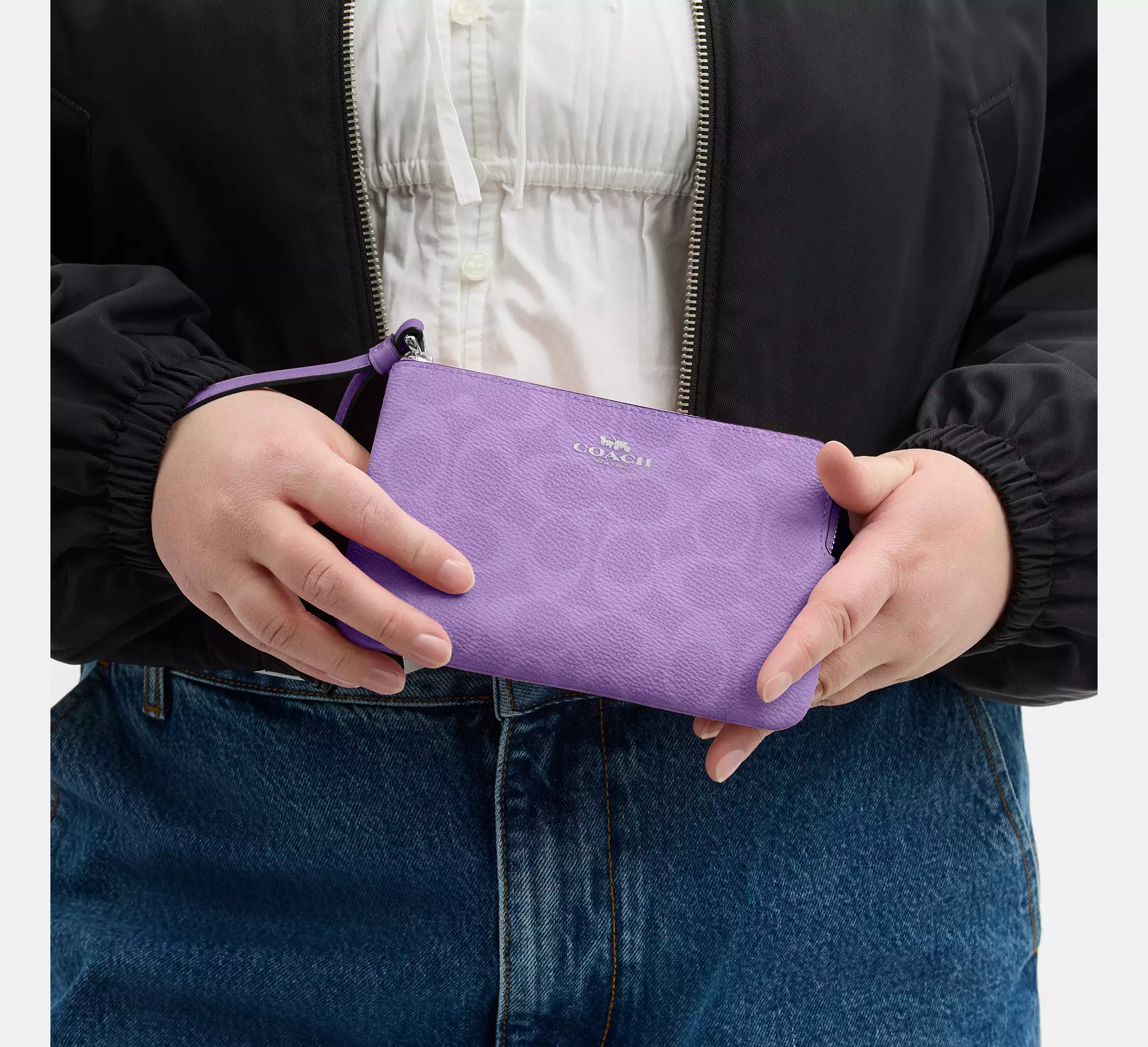 Corner Zip Wristlet In Signature Canvas Silver/Iris