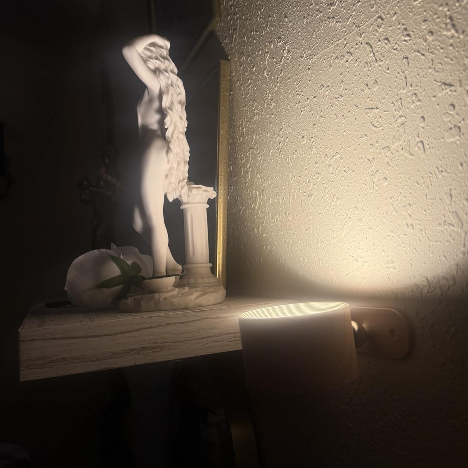 Battery-powered wall lamp