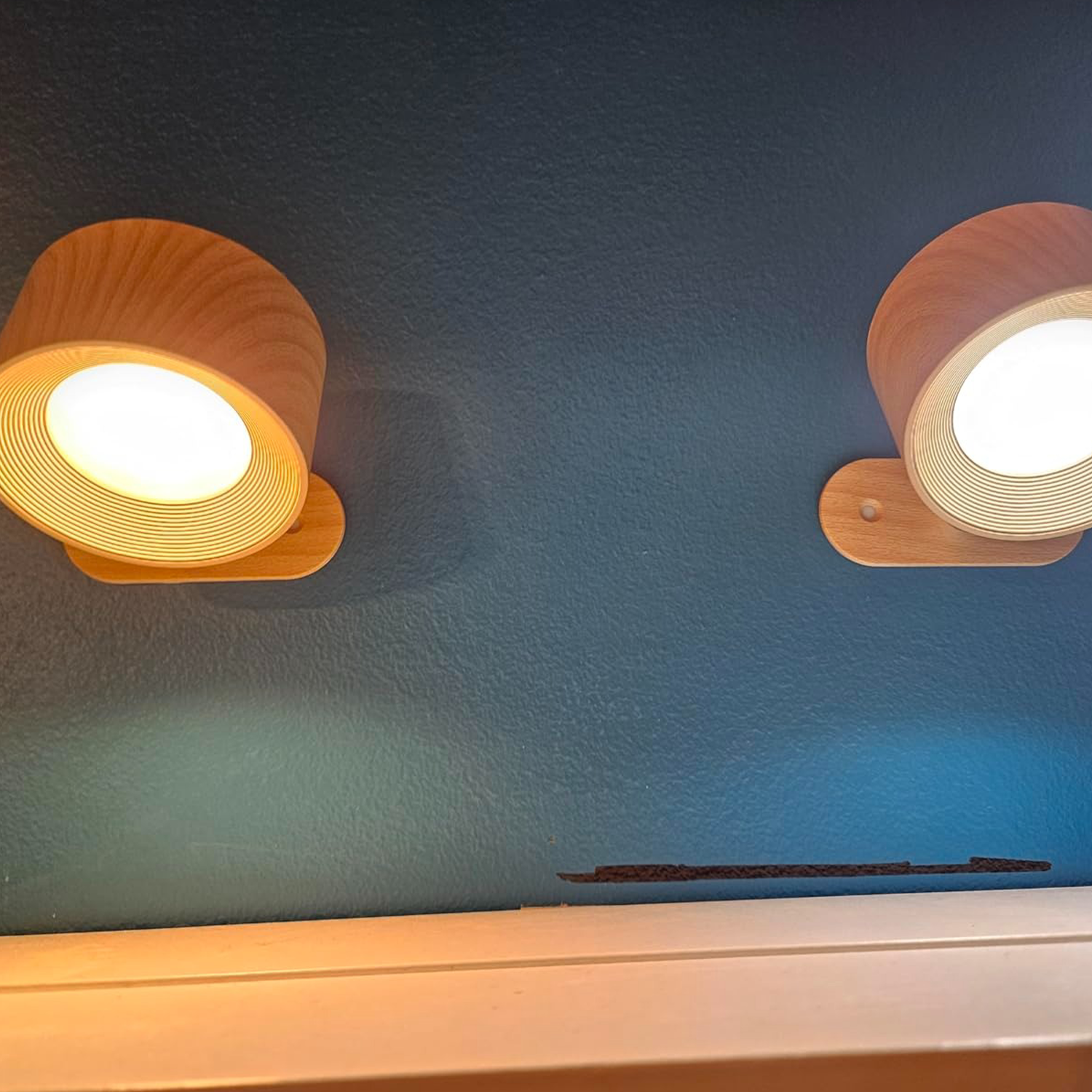 Battery-powered wall lamp