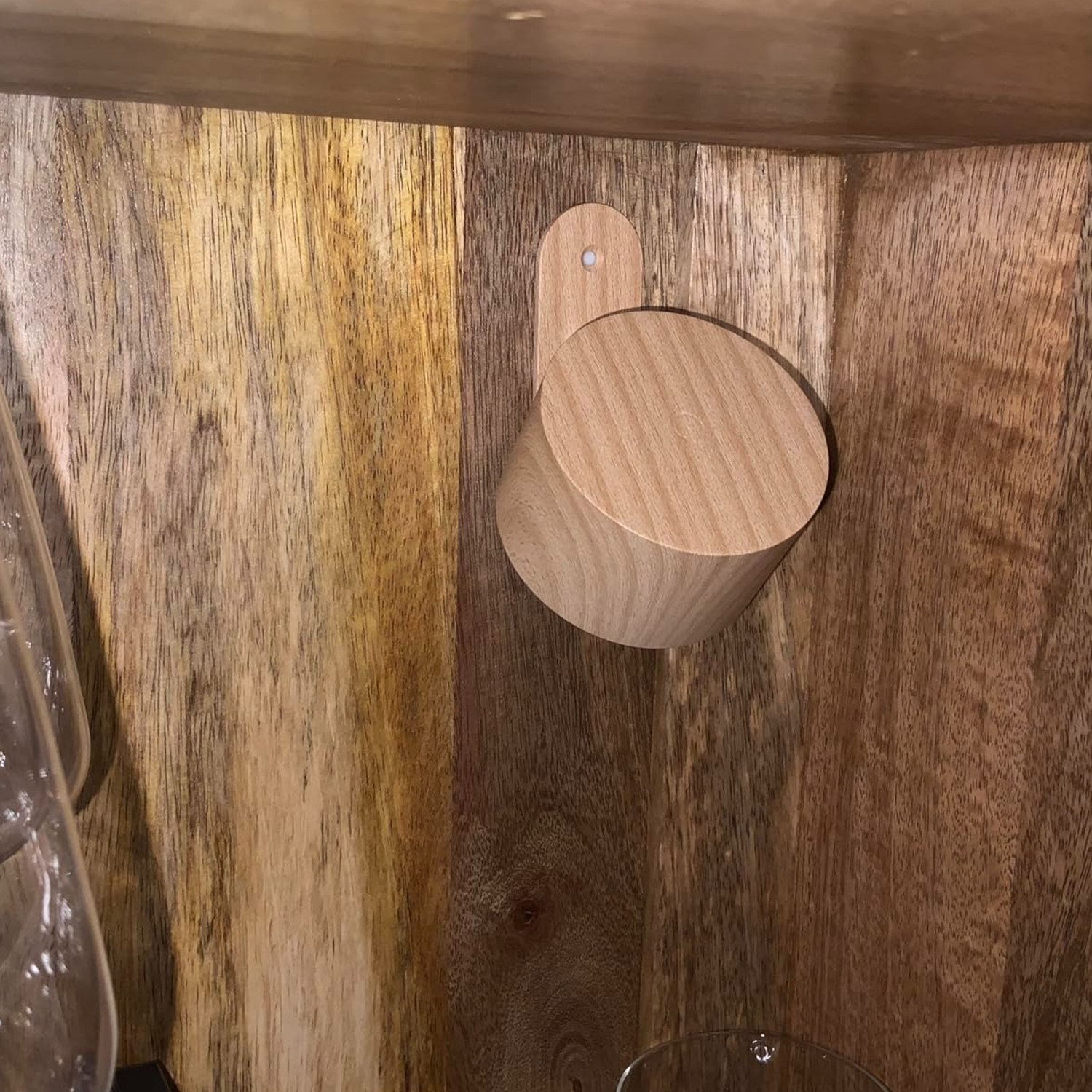 Battery-powered wall lamp