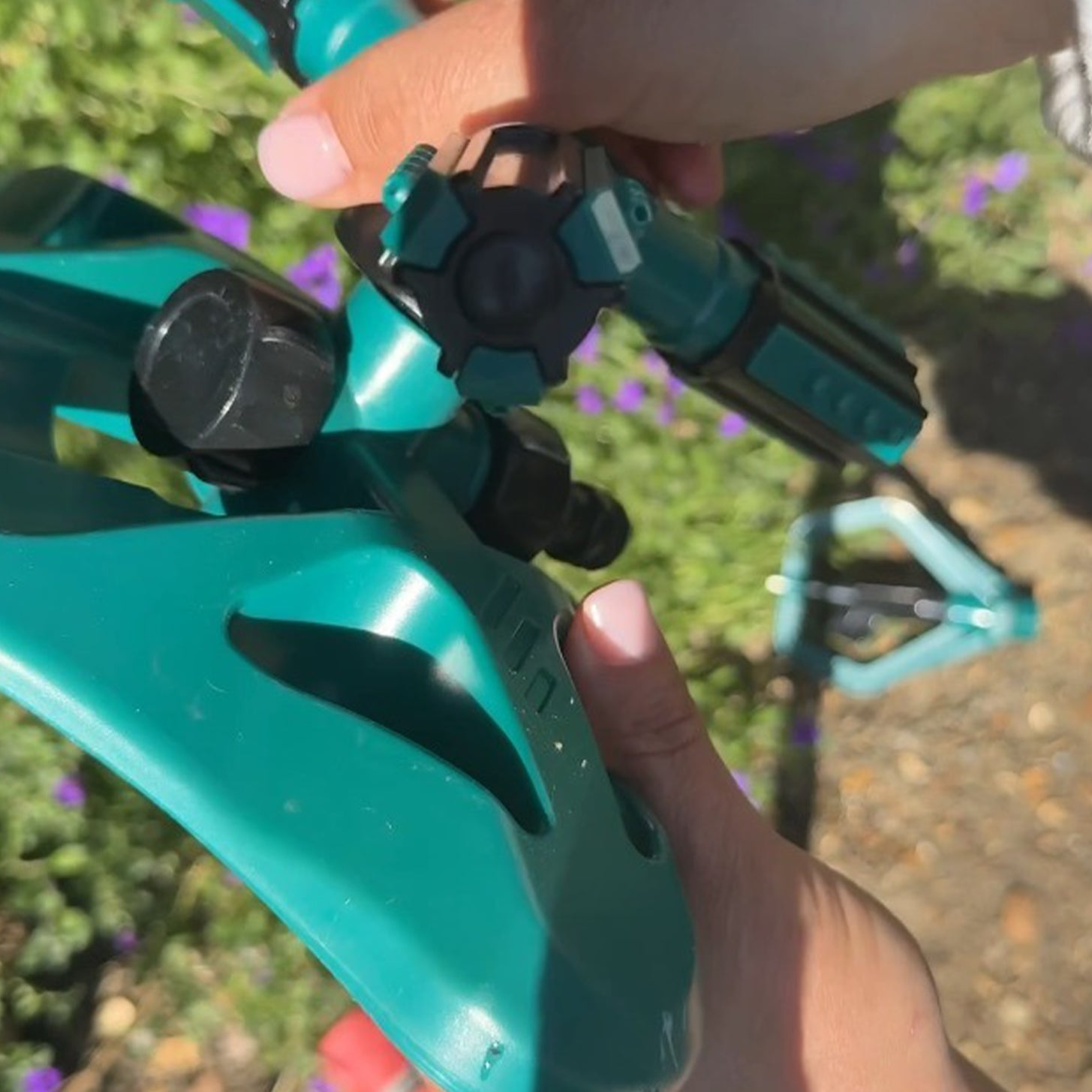Rotating garden sprinkler with adjustable arm