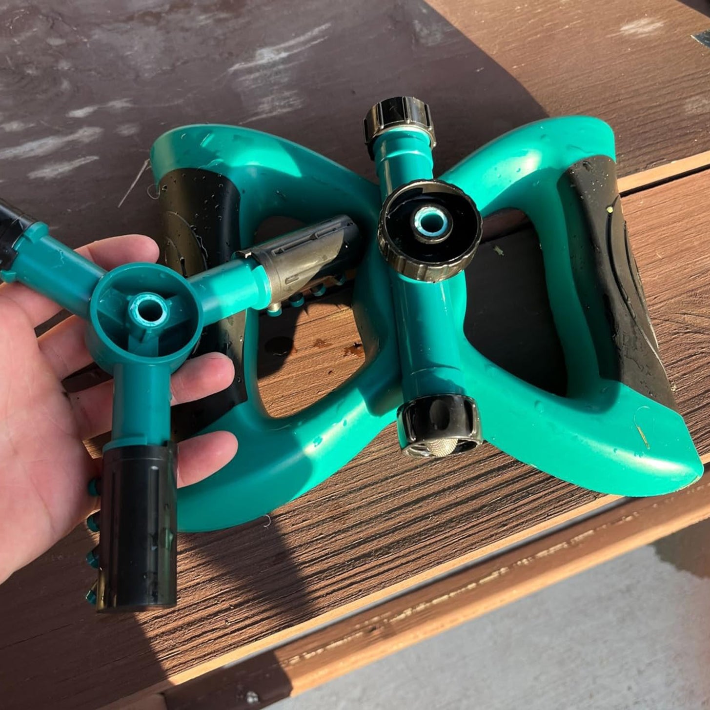 Rotating garden sprinkler with adjustable arm