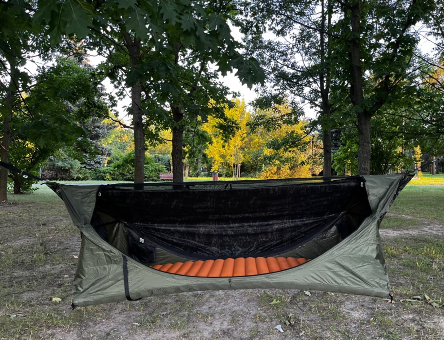 Flat-lying waterproof hammock tent
