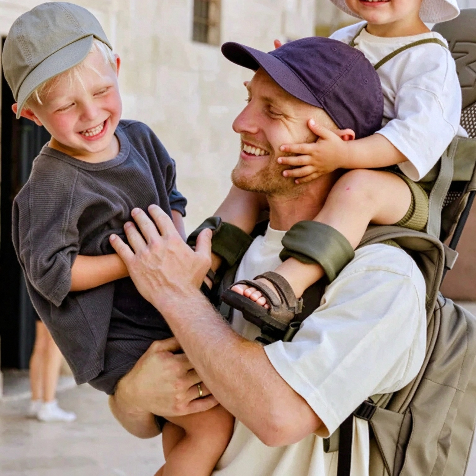 Premium shoulder carrier for children