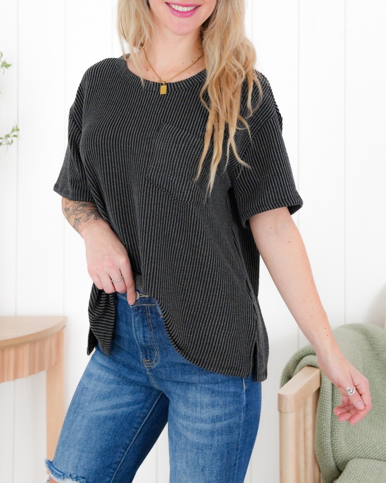 Solid Ribbed Short Sleeve Top With Pocket