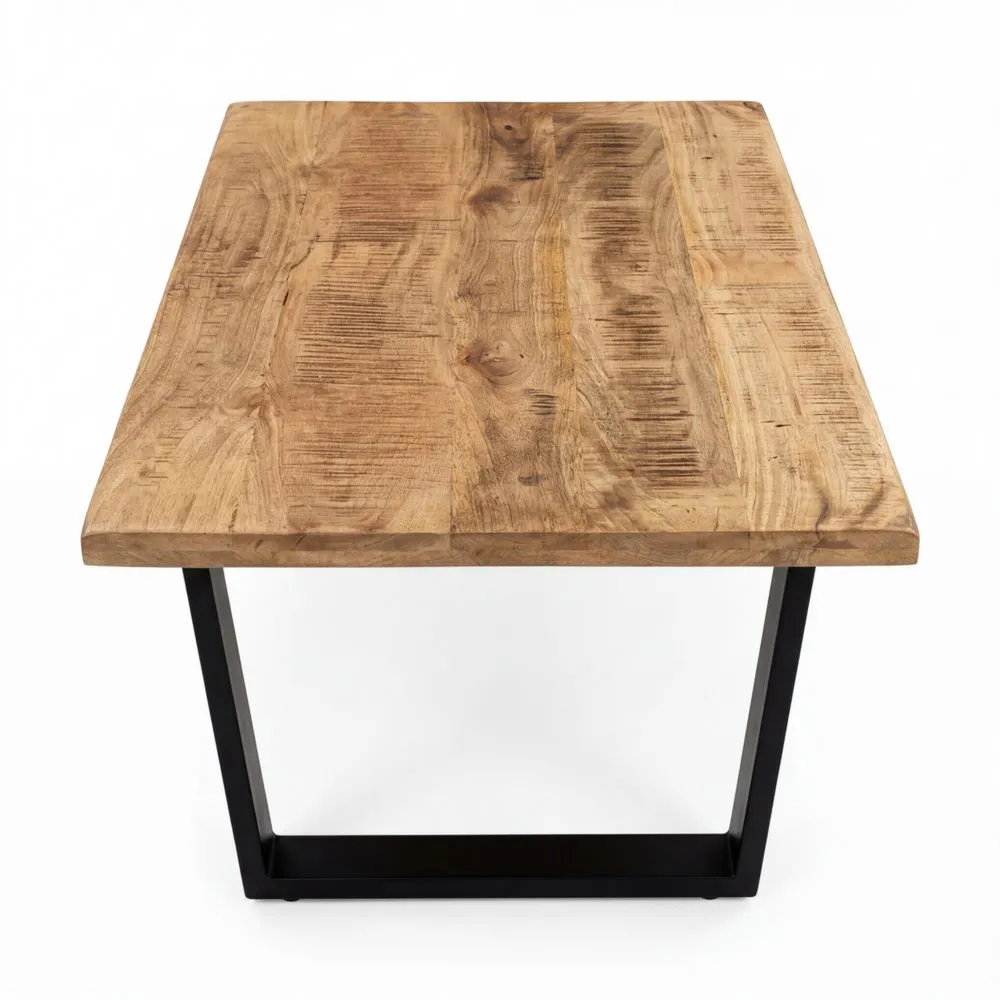 Massiver Couchtisch aus Mangoholz mit Baumkante und Metallgestell