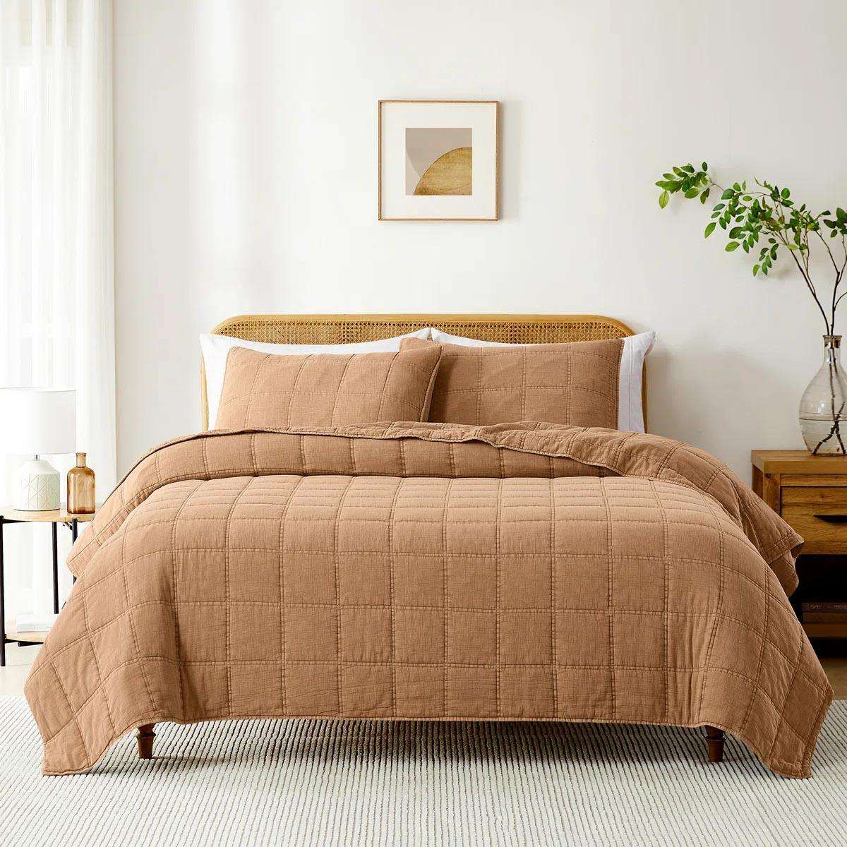 Modern Brown Quilted Quilt Bedspread Set Luxury Style Soft Breathable Fabric For King Queen Twin Bedrooms OEM ODM