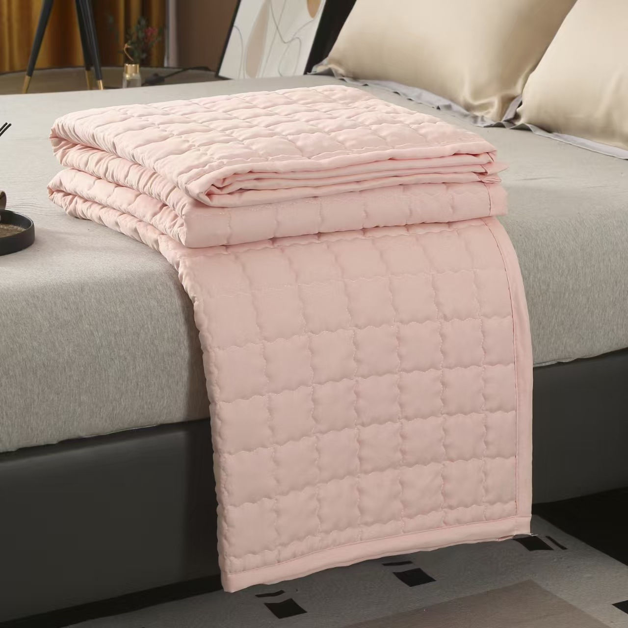 Custom OEM ODM Lightweight Cooling Summer Quilt Ultrasonic Quilting Breathable Blanket for Hotel Home Queen King Size