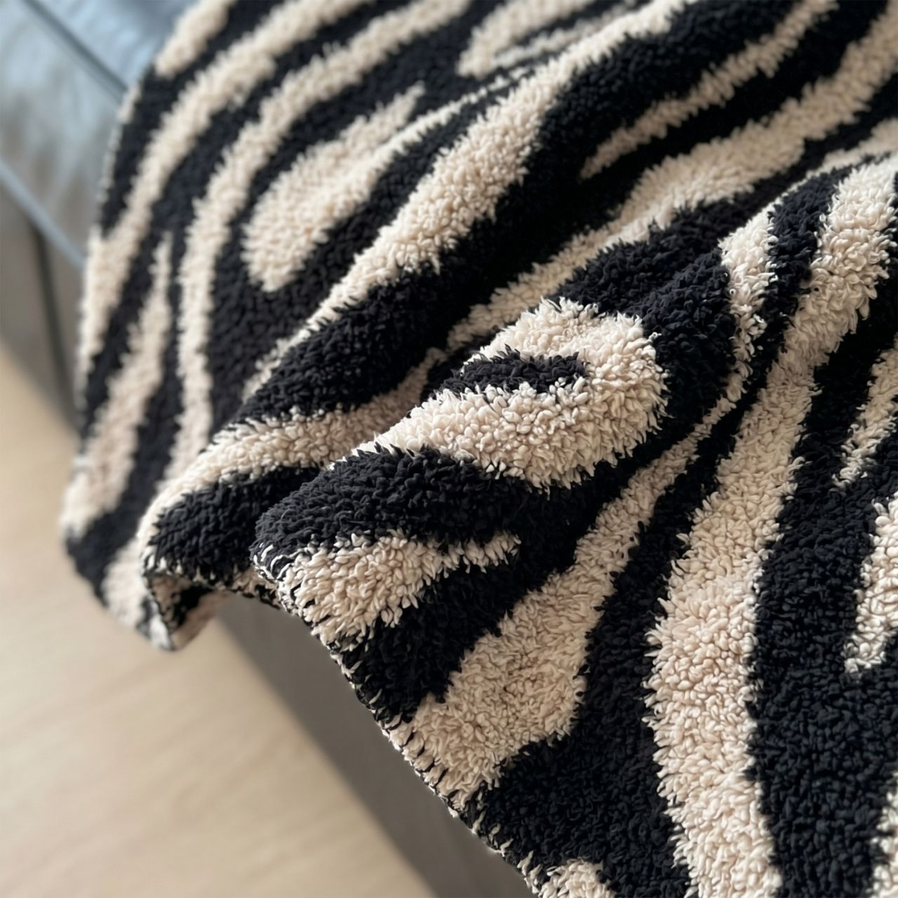 All Purpose Zebra Pattern Polyester Blanket OEM ODM Knitted Breathable for Daily Rest and Travel Skin Friendly for Hotel Home