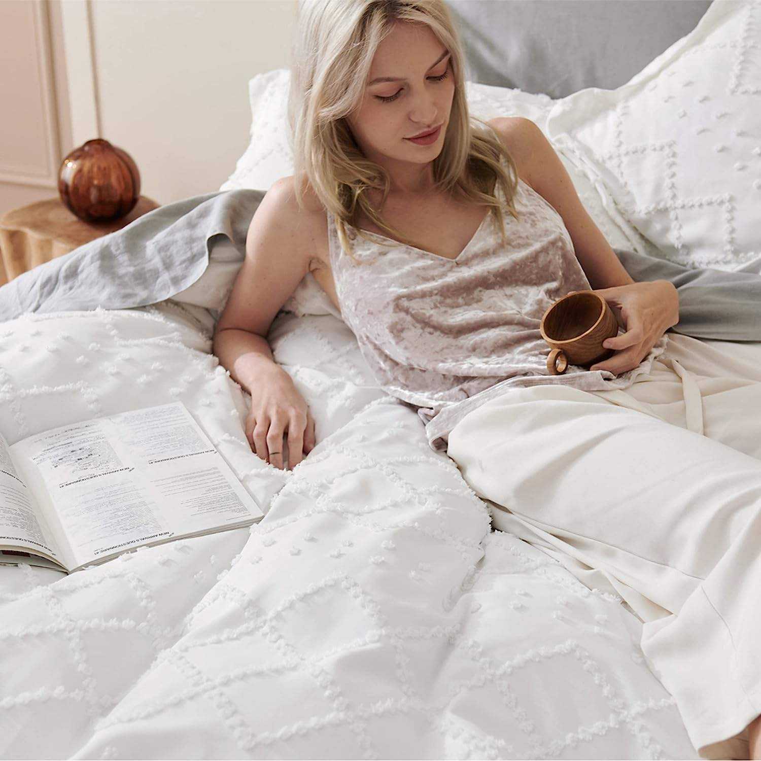 3 Pieces Shabby Chic Embroidery Duvet Cover Set King Size All Seasons Bedding Set with Tufted Details