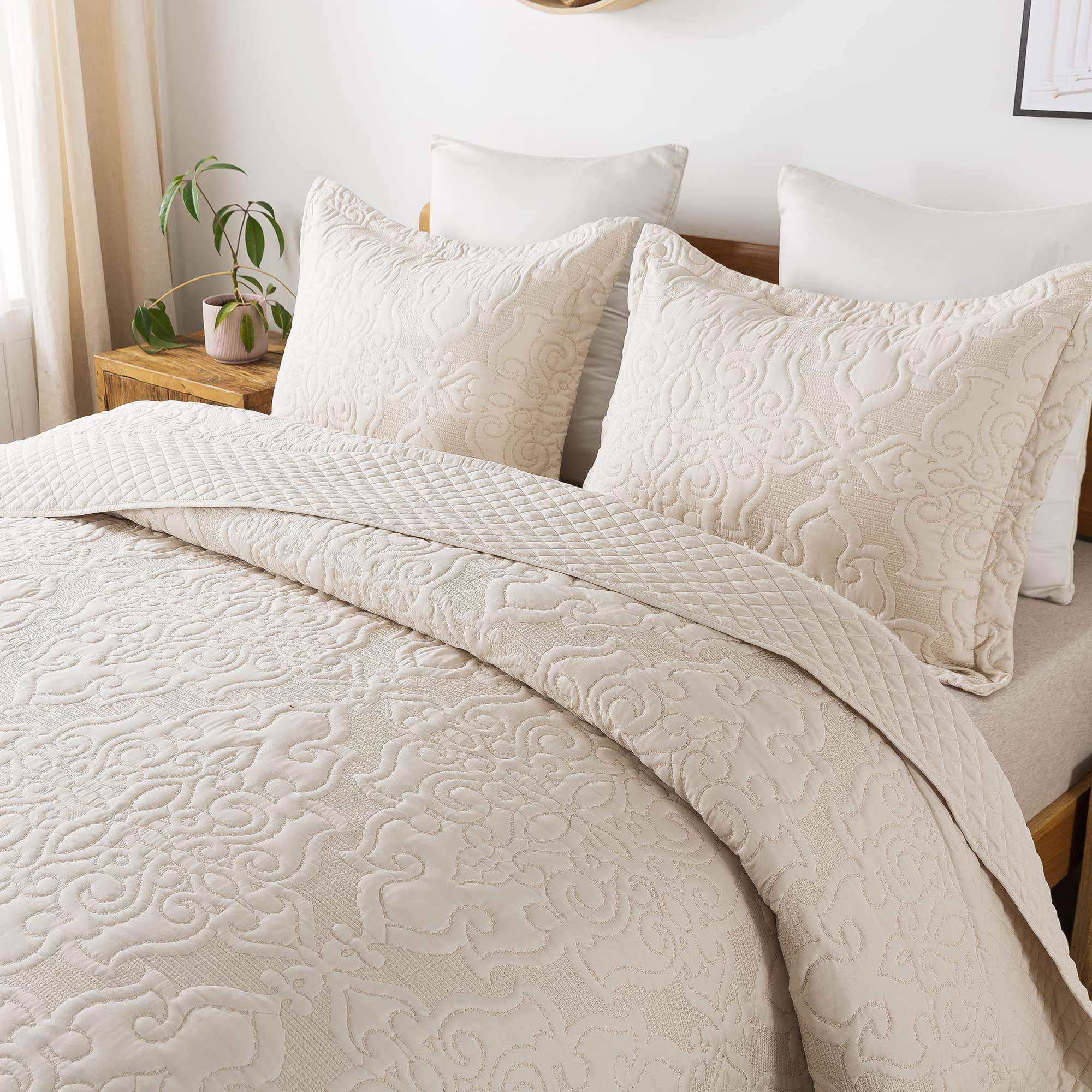 Microfiber Quilted Bedding Set Modern Style Soft Breathable Fabric Luxurious Bedspread Coverlet for Home Bedroom Use ODM OEM