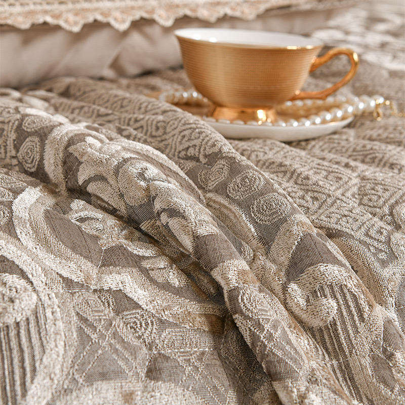 Custom OEM ODM Luxury Premium European Style Lace Ruffles Jacquard Embroidery 3Pcs Bed Cover Set King Size